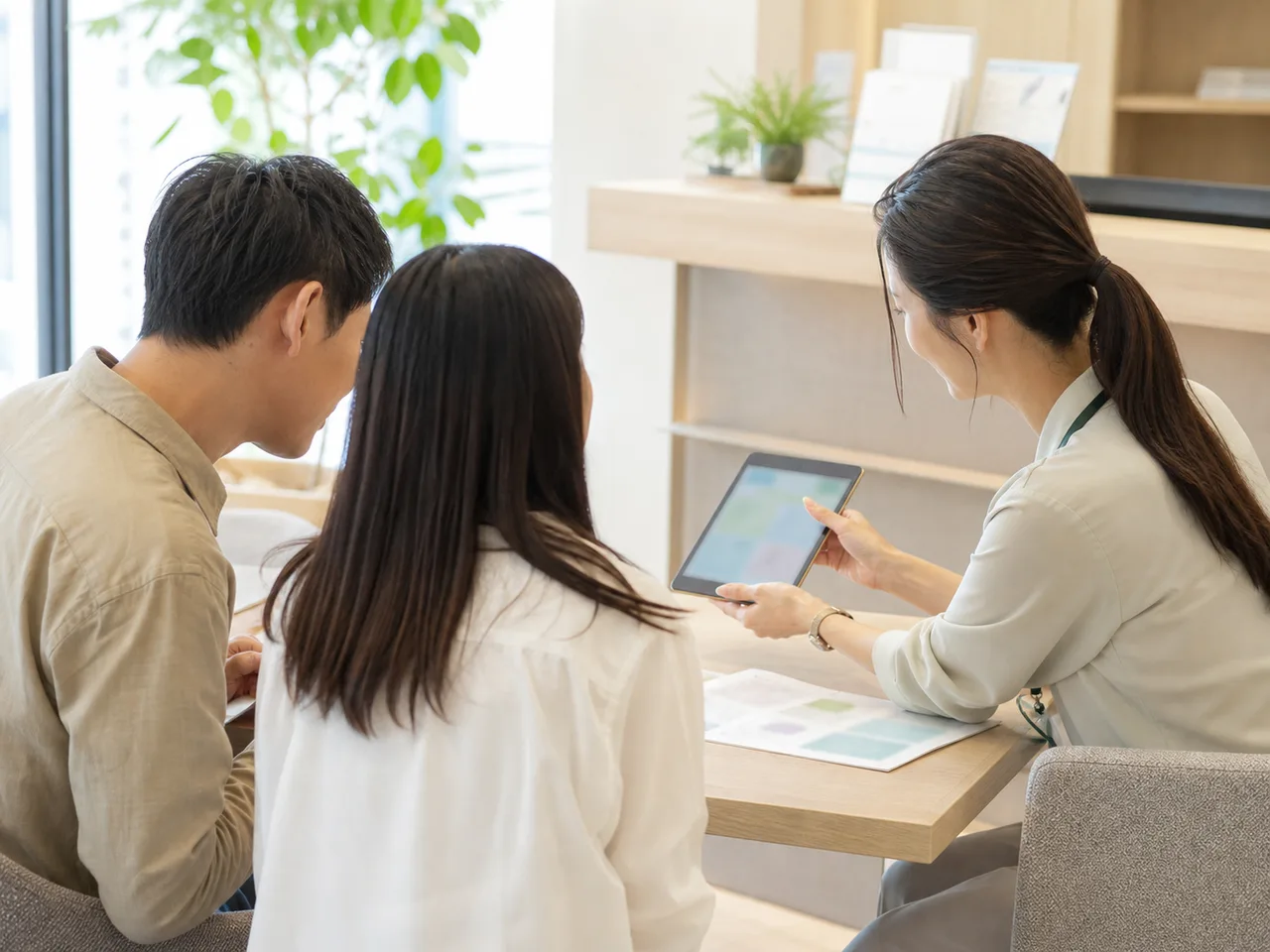 相談現場で多言語対応と書類確認を行うイメージ